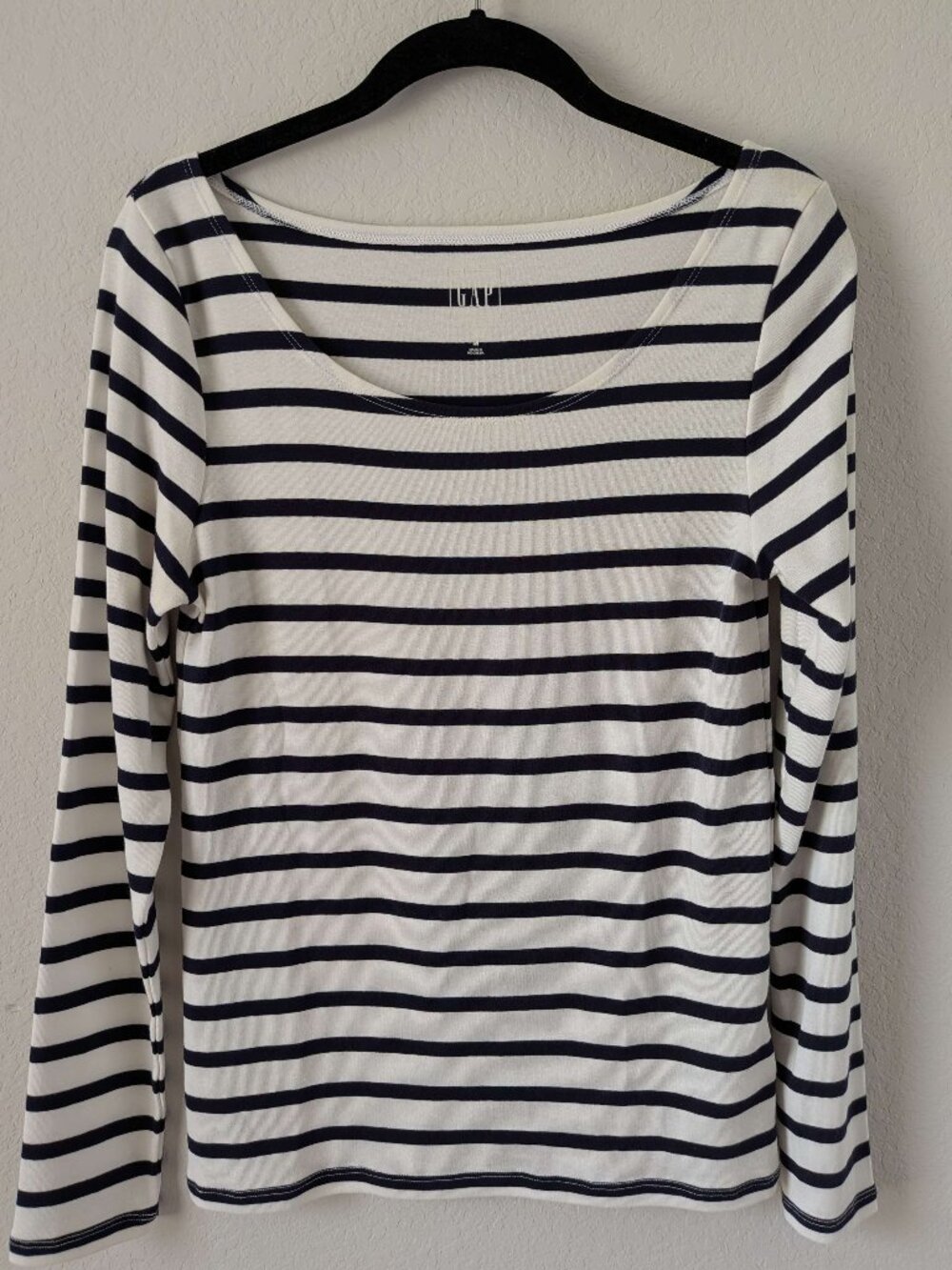 NWOT -- Gap navy blue and white striped boat neck long-sleeve tshirt - sz MED